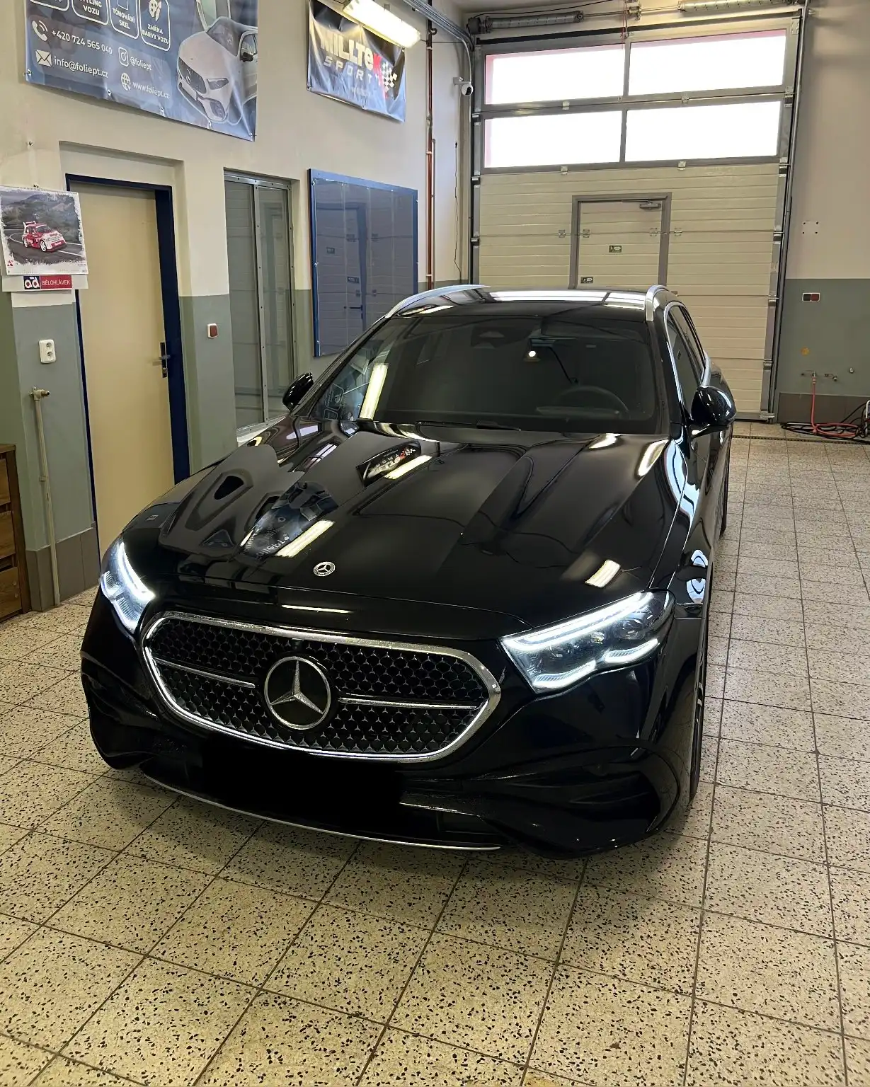 Mercedes-Benz E400 připravený na aplikaci ochranných fólií v čistém prostředí naší dílny