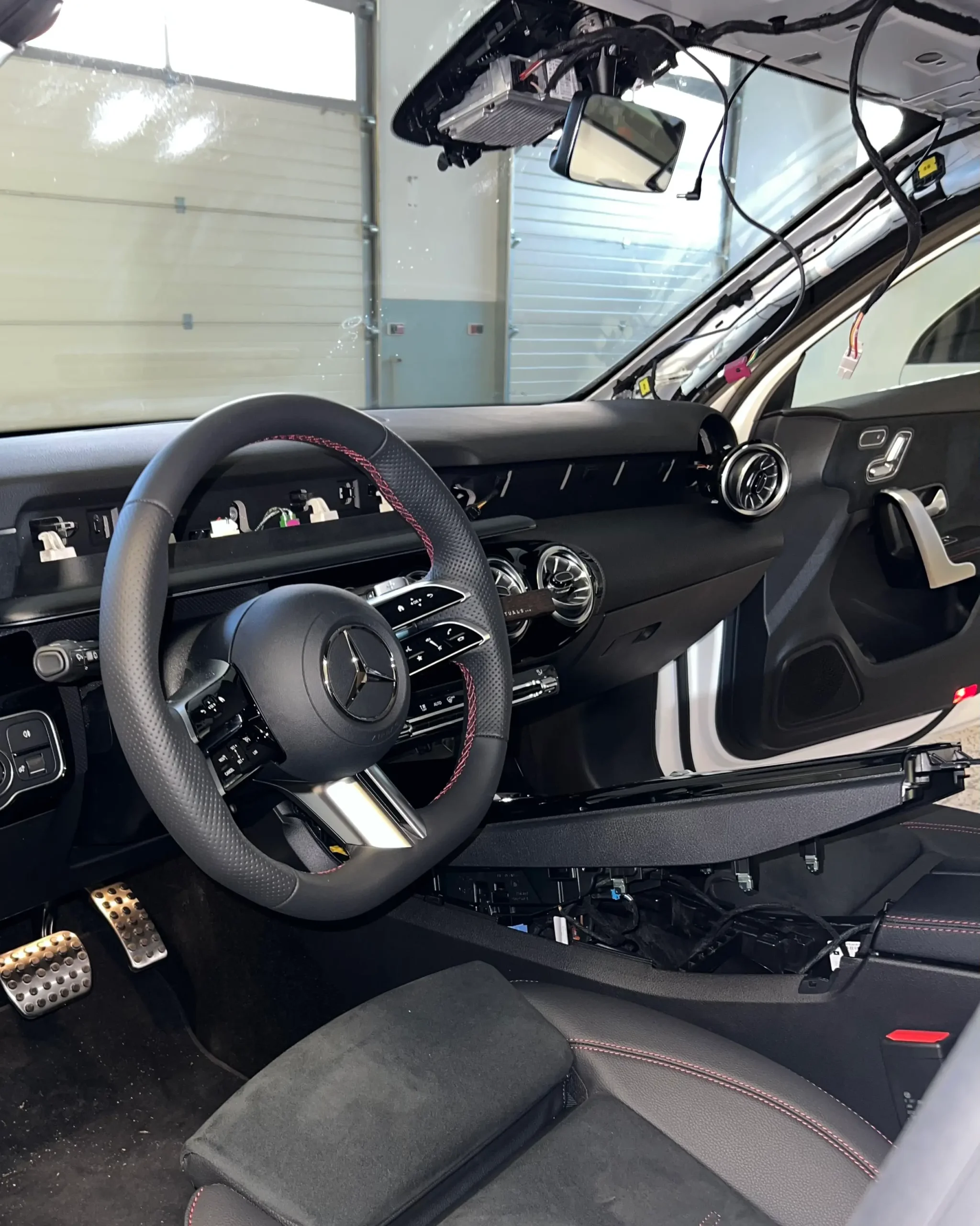 Demontáž interieru na voze Mercedes-Benz Třída A