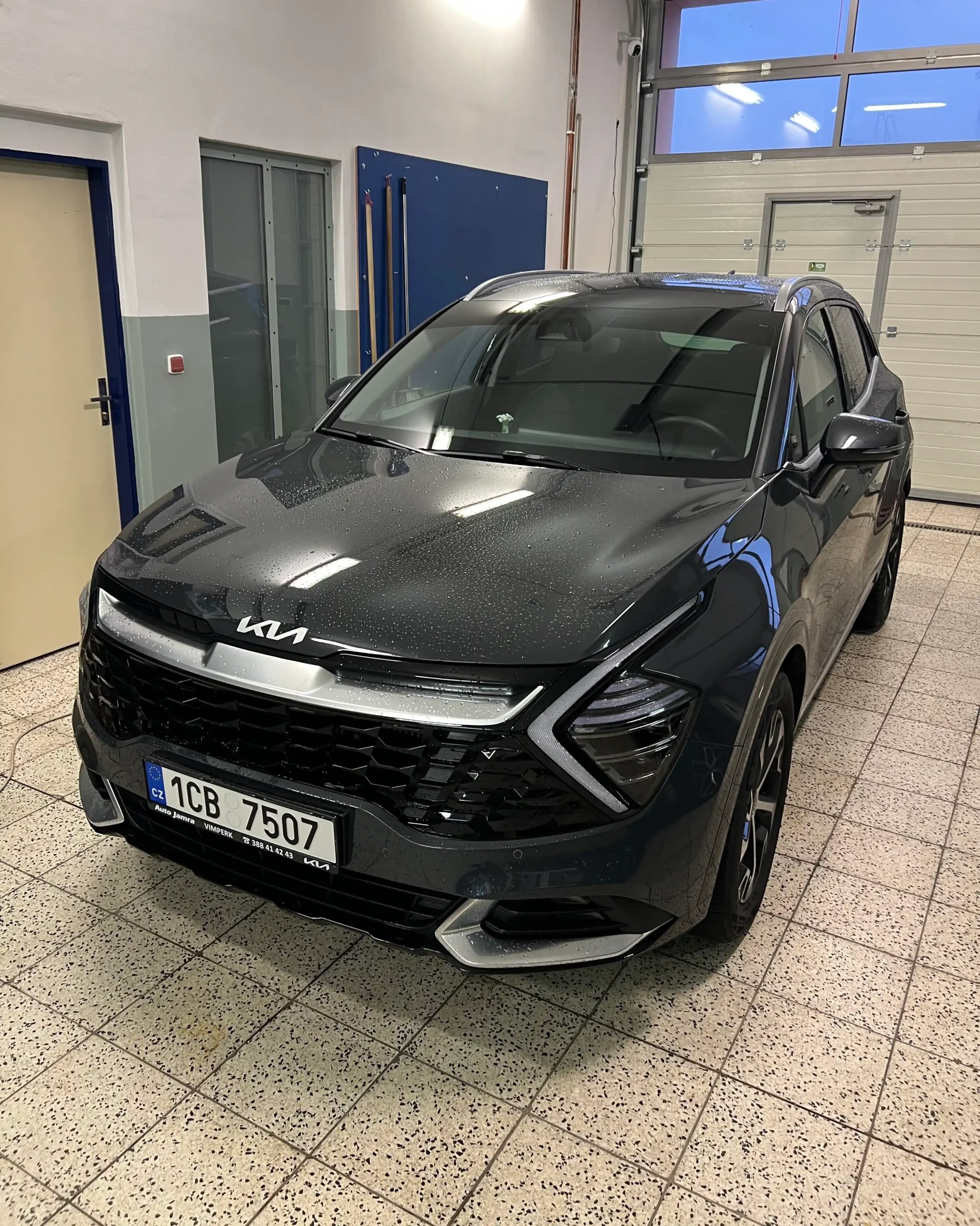 Kia Sportage připravena na aplikaci ochranných fólií v čistém prostředí naší dílny