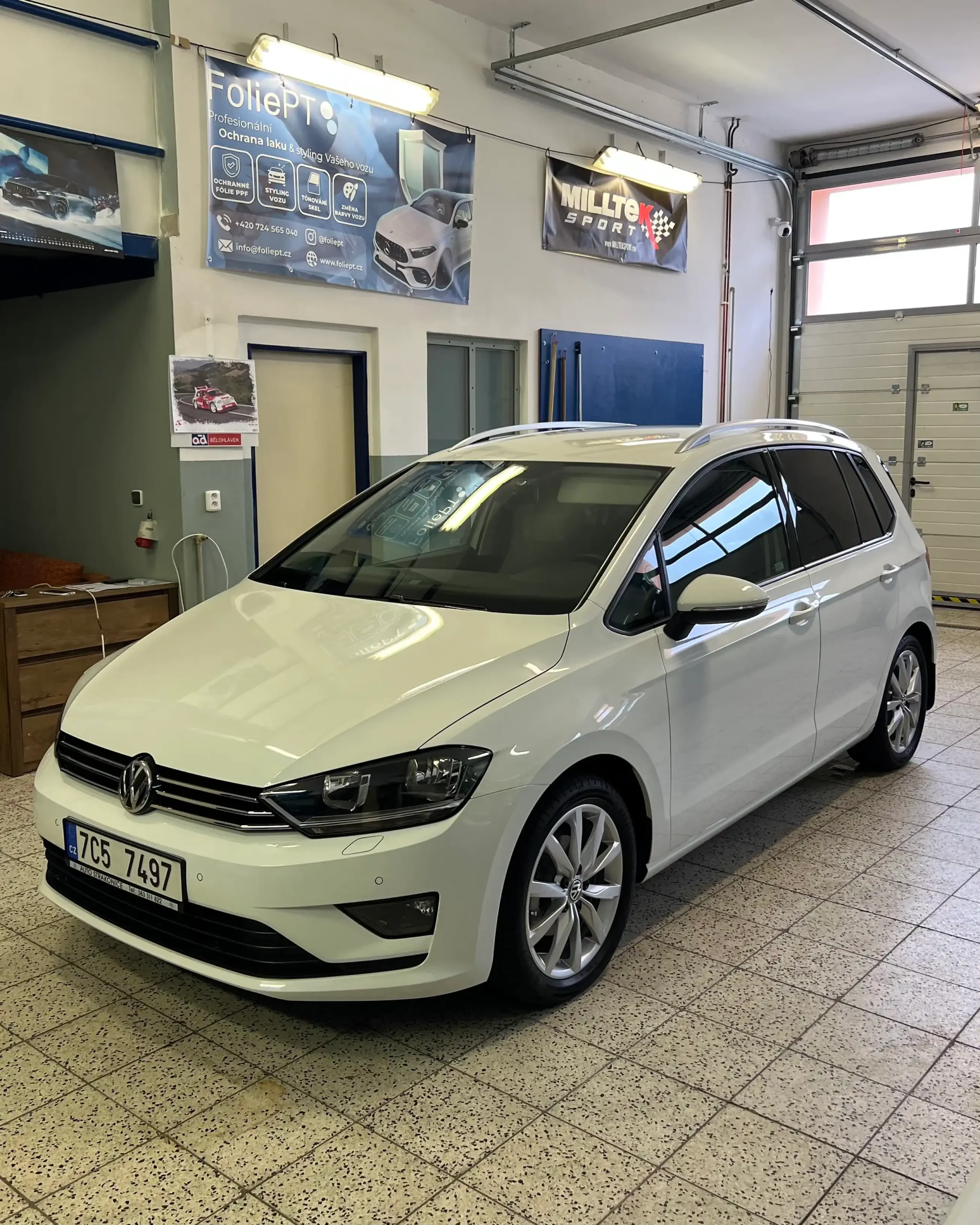 Volkswagen Golf Sportsvan připravený na aplikaci ochranných fólií v čistém prostředí naší dílny