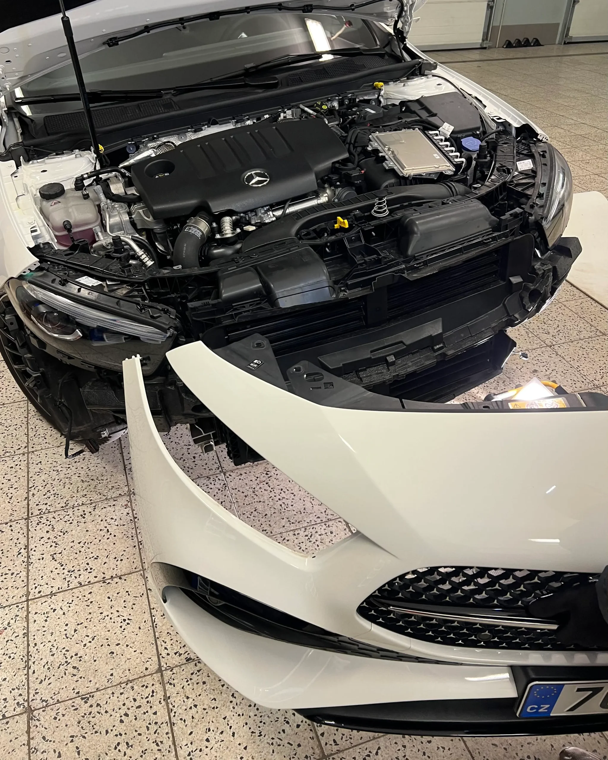 Demontáž předního nárazníku Mercedes-Benz