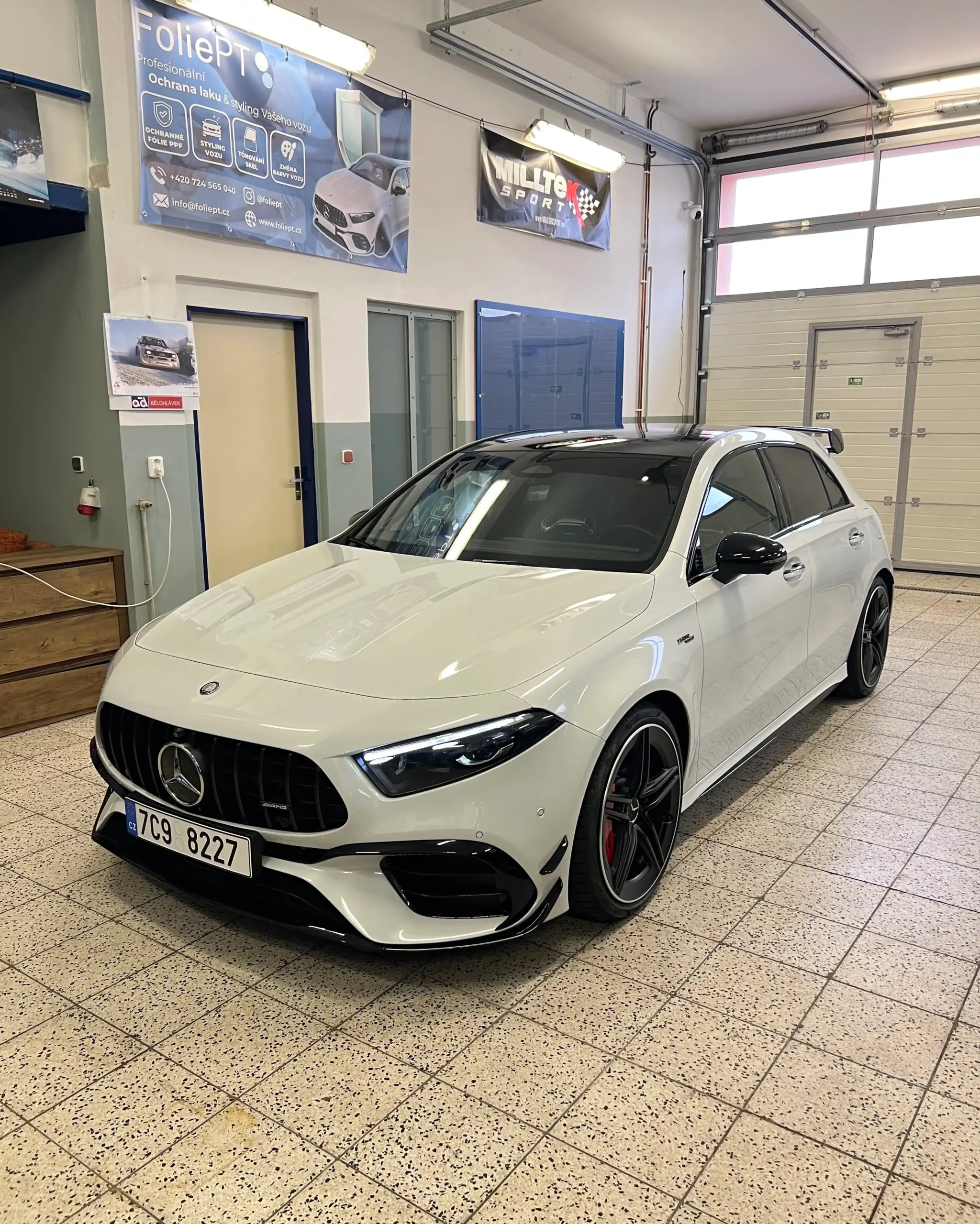 Mercedes-Benz A45s připravený na aplikaci ochranných fólií v čistém prostředí naší dílny