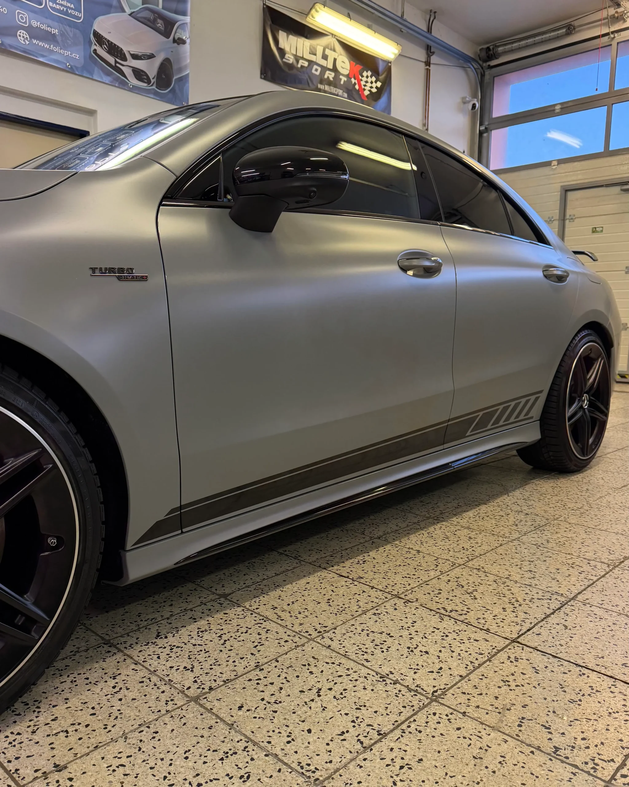 Designový polep na boku vozu Mercedes-AMG CLA45s